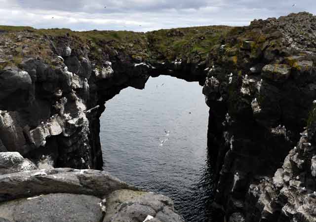 Blick vom Viewpoint auf den Felsbogen Gatklettur