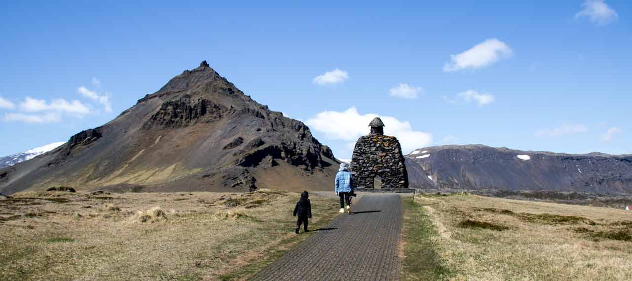 Die Bárðar Saga Snæfellsáss Statue und links dahinter der Stapafell