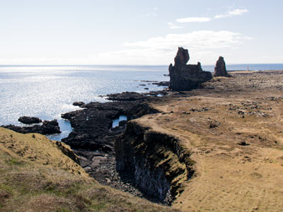 Londrangar und rechts im Hintergrund der Leuchtturm von Malarrif