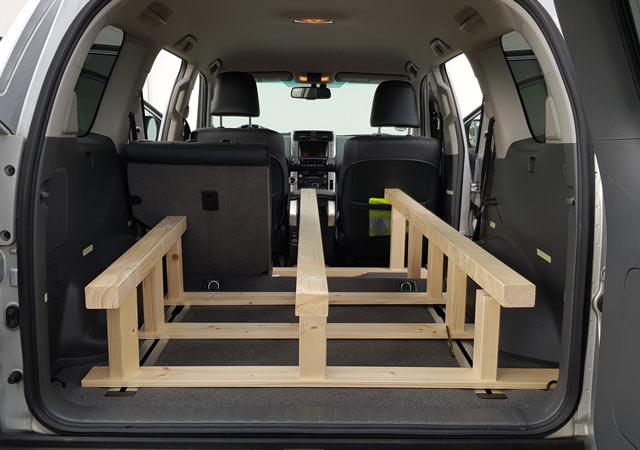 Toyota Land Cruiser Umbau zum Camper: Der Bausatz auf (noch) wackligen F&uuml;&szlig;en