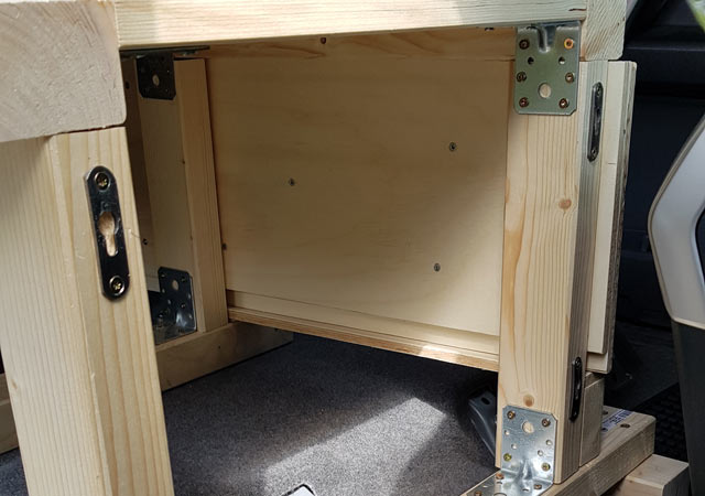 Die Linsenkopfbeschl&auml;ge an der Stirnseite des Grundger&uuml;stes. Jeweils 2 pro Balken. 