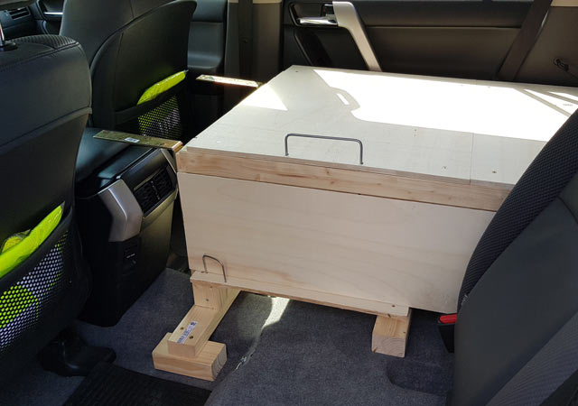 Die Stahlwinkel von oben. Einer der beiden schwebt &uuml;ber der Mittelkonsole. Seitlich sichtbar, die mit zwei Metallb&uuml;geln gesicherte Kopfplatte.