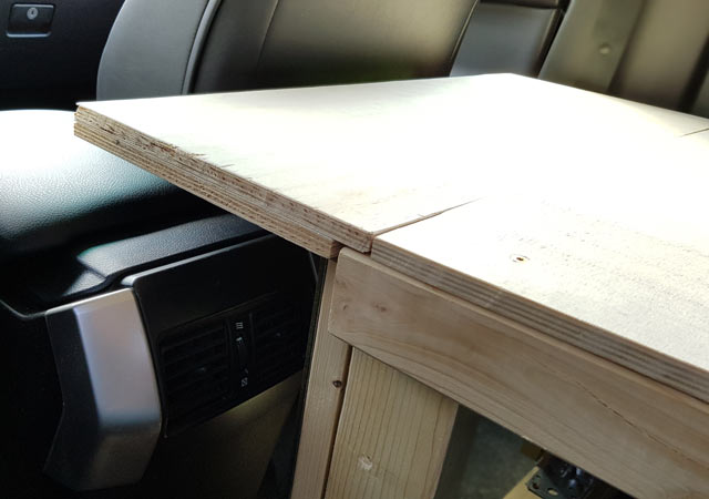 Sitzt, passt, wackelt und hat Luft. Die schwebende Liegefl&auml;chenerweiterung. Hier sieht man gut den &Uuml;berstand der oberen Platte zur Auflage auf dem Grundger&uuml;st.