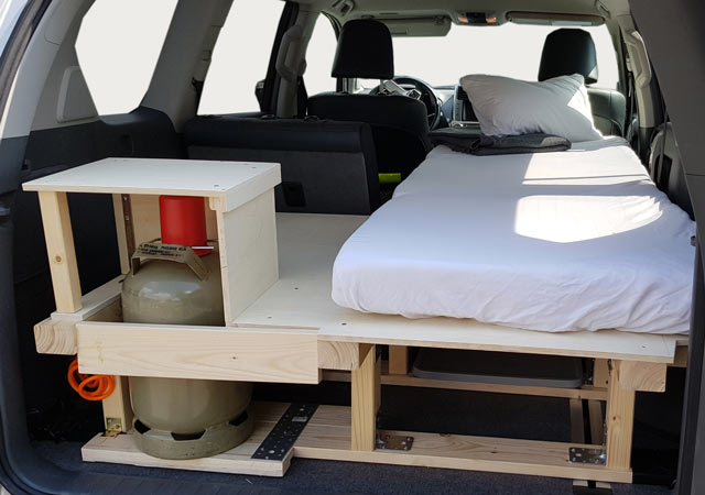 Toyota Land Cruiser Umbau zum Camper: Die Liegefl&auml;che und daneben die Aufbewahrungsbox f&uuml;r die Gasflasche. Aber die ist Inhalt eines weiteren Beitrags.