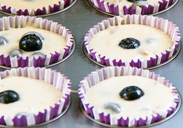 Den Teig zu gleichen Teilen einfüllen und dekorieren