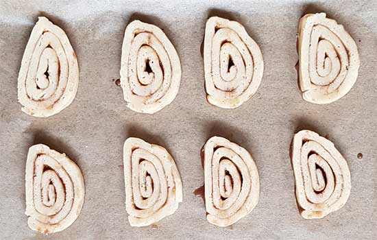 Auf gen&uuml;gen Abstand der Kekse achten. 