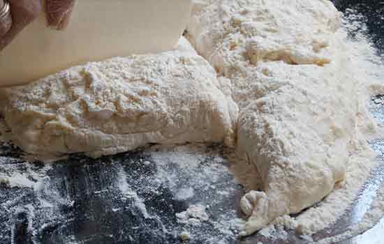 Mit einer Teigkarte den Teig in weitere Teile schneiden