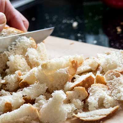 VVorbereitung Semmelschmarrn: Br&ouml;tchen schneiden