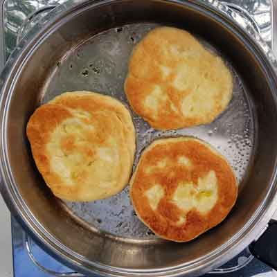 Wenden und auf der anderen Seite ebenfalls goldgelb backen.