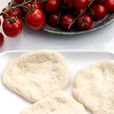 Aus dem Teig kleine Fladen formen.