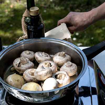 Die Champignons in die Pfanne mit dem Oliven&ouml;l geben.