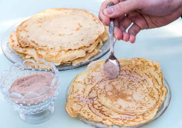 Pfannkuchen mit Zimtzucker bestreuen