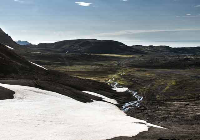 Talwärts wird die Landschaft deutlich grüner
