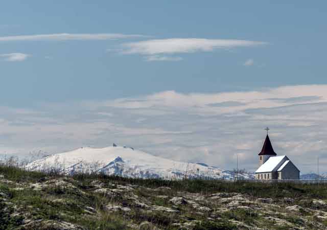 Die weiße Staðastaðakirkja vor dem Snæfellsjökull